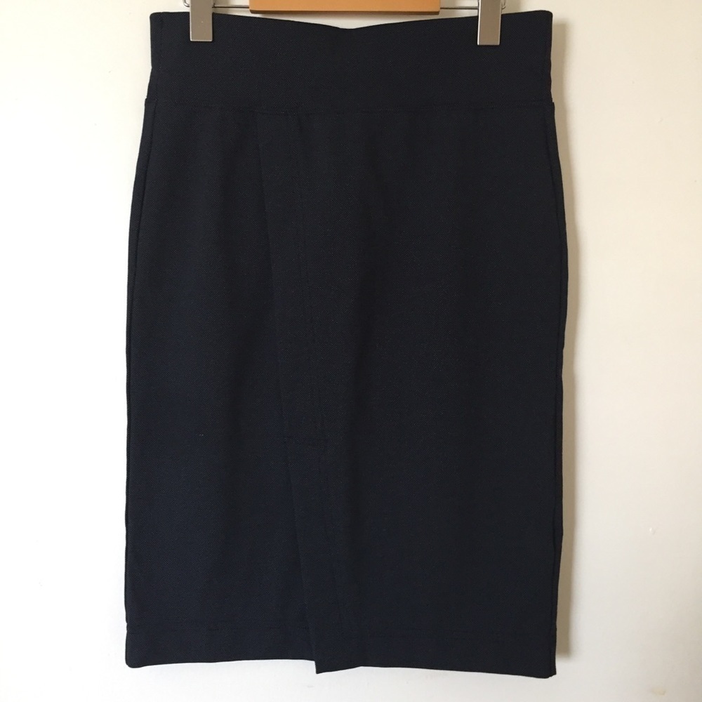 New - Joe Fresh, Women’s gray Stretchable Mini Skirt. Size: Small.